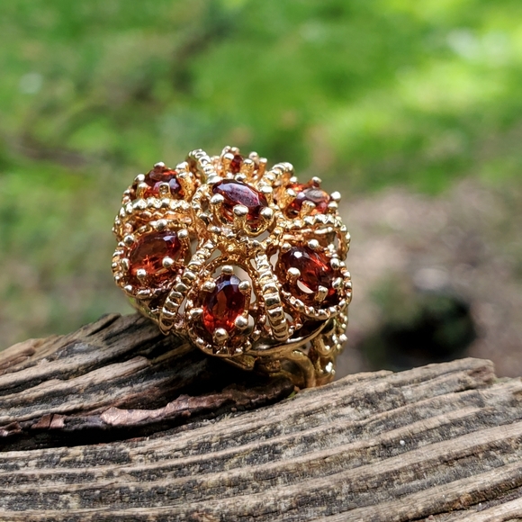 Watch Video / Heavy 14K Gold Garnet Ring: A Burst of Radiant Luxury - Picture 4 of 17
